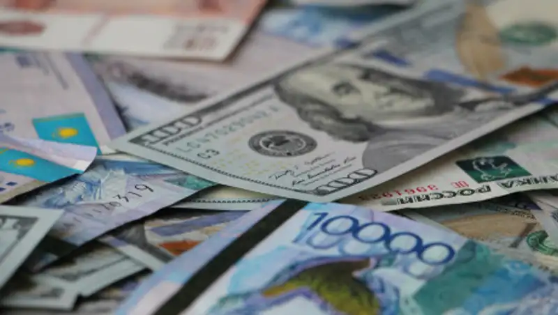 Тенге немного укрепился к доллару, но не к рублю