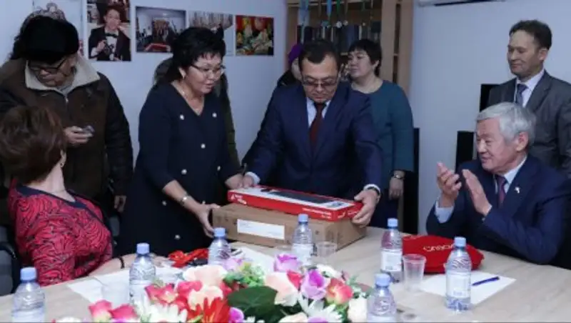 В День Первого Президента руководство Актюбинской области подарило «Центру поддержки парализованных граждан г.Актобе» инватакси