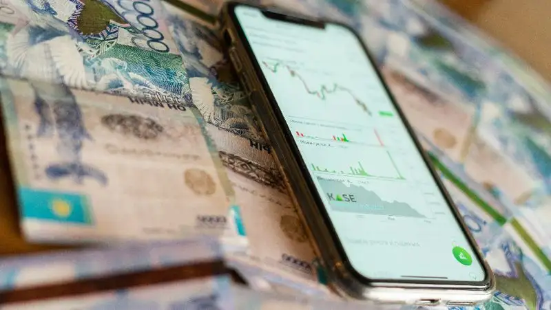 Почти на шесть тенге снизился курс доллара за день