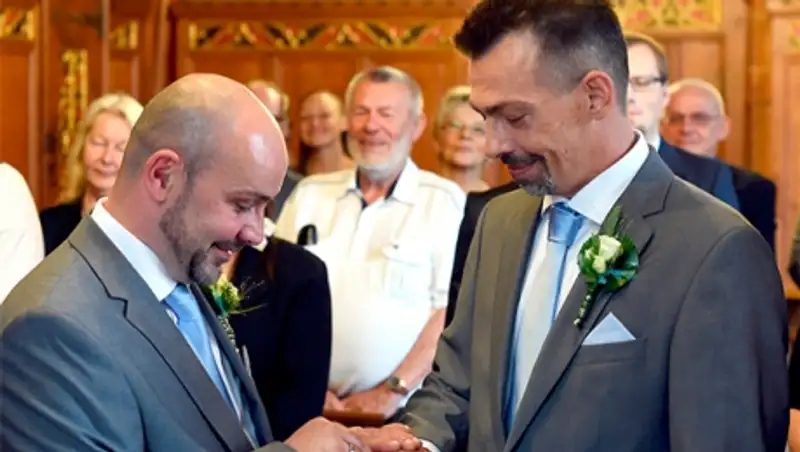 В США предлагают забыть слова "муж" и "жена"