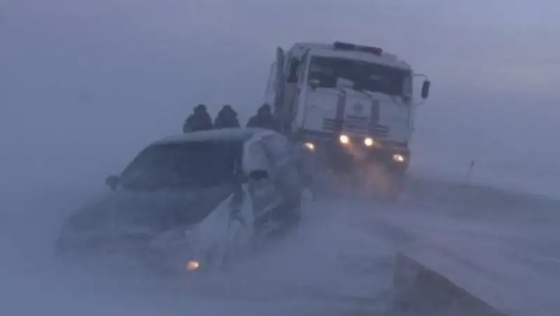 В Карагандинской области из снежных заносов спасли более 10 человек