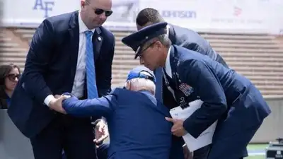 Джо Байден упал во время церемонии вручения дипломов в Академии ВВС, фото - Новости Zakon.kz от 02.06.2023 02:43