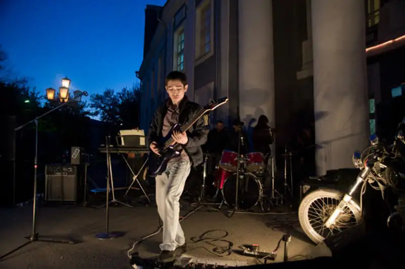 В ВКО Музей изобразительных искусств им. семьи Невзоровых провел акцию «Ночь в музее» (фото), фото - Новости Zakon.kz от 22.05.2012 19:38