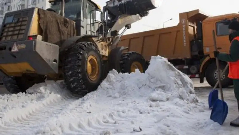 Снегопад в Астане: коммунальные службы работают в усиленном режиме