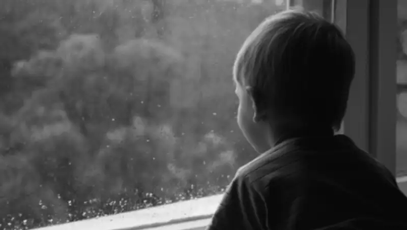 В Павлодаре двухлетний ребенок выпал с восьмого этажа, выдавив москитную сетку