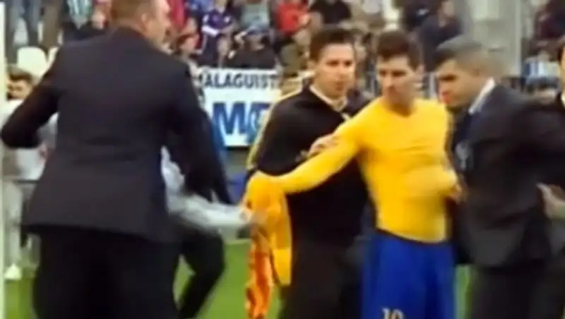 Охрана стадиона отобрала у подростка подаренную Месси футболку