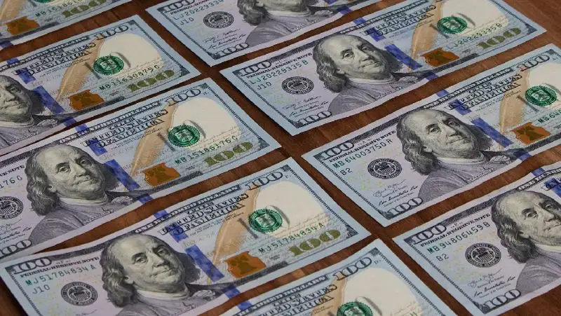 Президент внес изменения в указ о запрете на вывоз валюты свыше 10 тысяч долларов