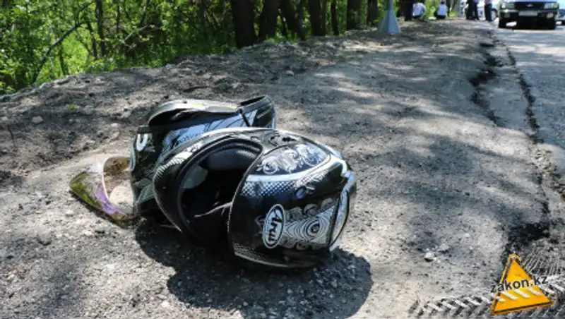 В Алматы мужчина слетел с мотоцикла перед автомобилем и погиб