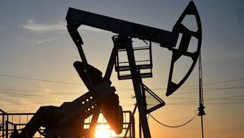 Нефть продолжает дешеветь на фоне роста курса доллара