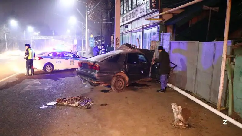 Mitsubishi снес столбы в Алматы, водитель скончался