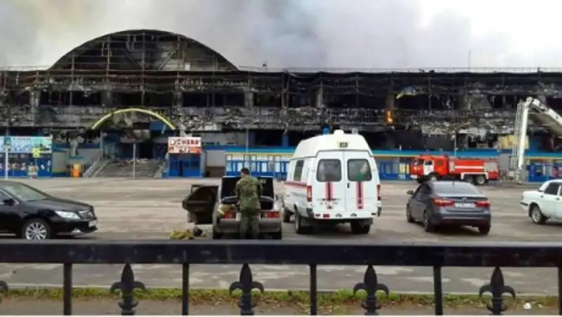 Разбор завалов начался в сгоревшем торговом центре "Адем-1"