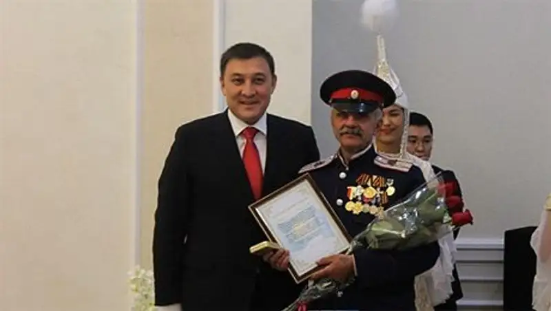 Аким Караганды наградил руководителей этнокультурных центров