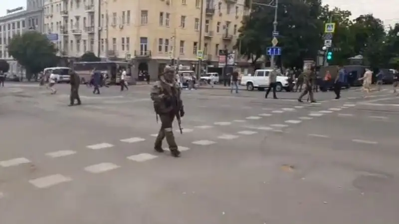 Жителей Ростова просят отойти от штаба ЮВО из-за прибытия спецназа "Ахмат"