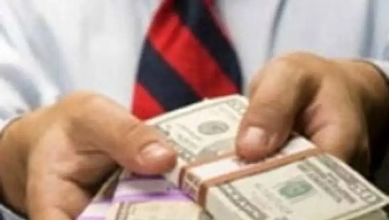 Юрист с помощью трех сотрудников полиции "надул" предпринимателя на 100 тысяч долларов