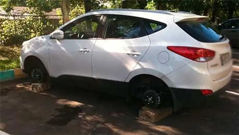 Автоворы лишили колес несколько столичных машин