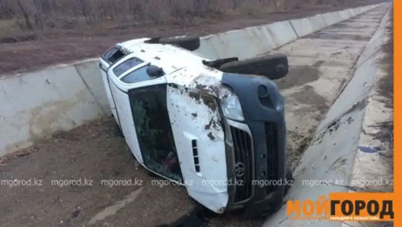В Уральске внедорожник упал в канал водоответления
