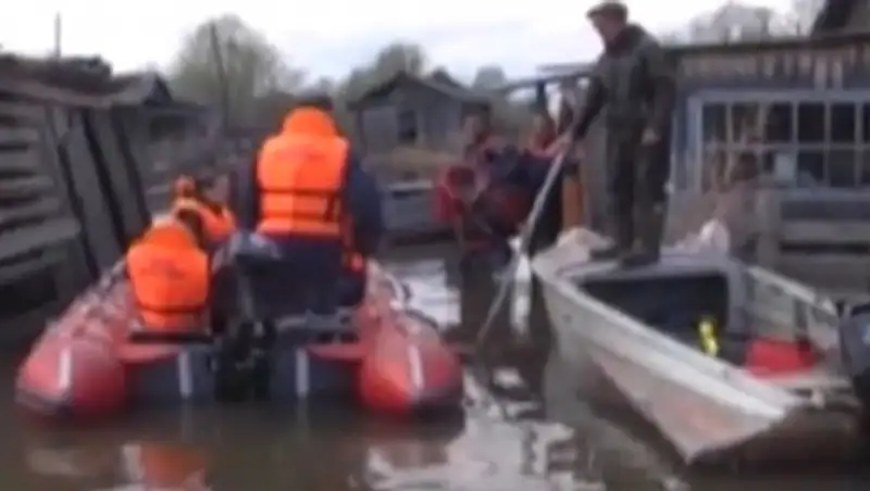 Жителей Сибири на вертолетах спасают от наводнения