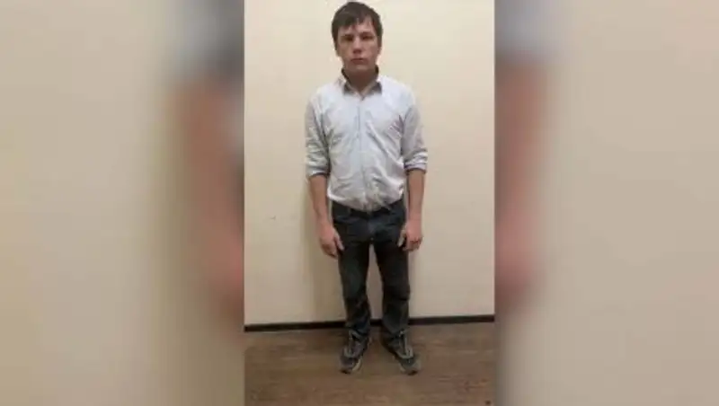 Момент слежки грабителя за девушкой в Алматы попал на видео