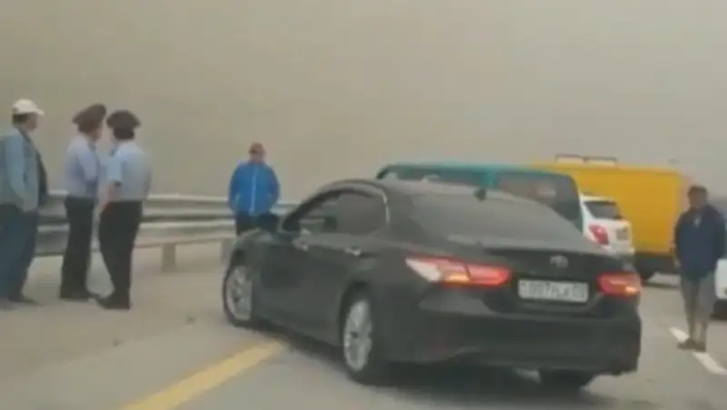 Капшагайская трасса перекрыта: на дороге ДТП и дым из-за пожара