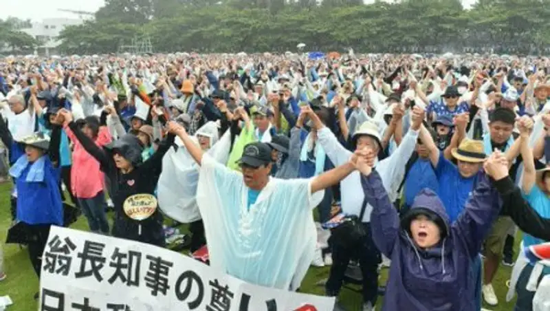 В Японии около 70 тысяч человек вышли на митинг против военной базы США