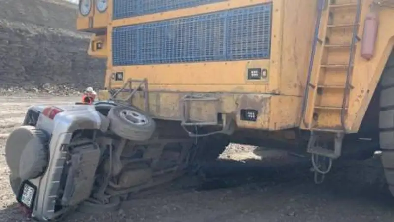 Стали известны подробности наезда Белаза на джип в Караганде