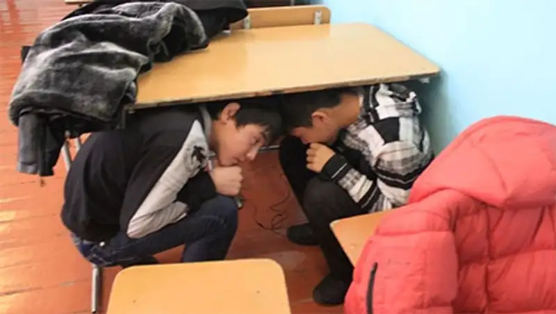 Школьники и учителя Усть-Каменогорска отработали действия при землетрясении, фото - Новости Zakon.kz от 31.10.2013 17:59