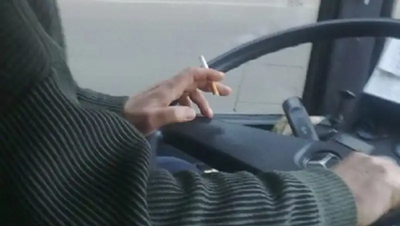 Водителям автобусов и такси запрещено по закону курить, сосать, жевать и нюхать табак