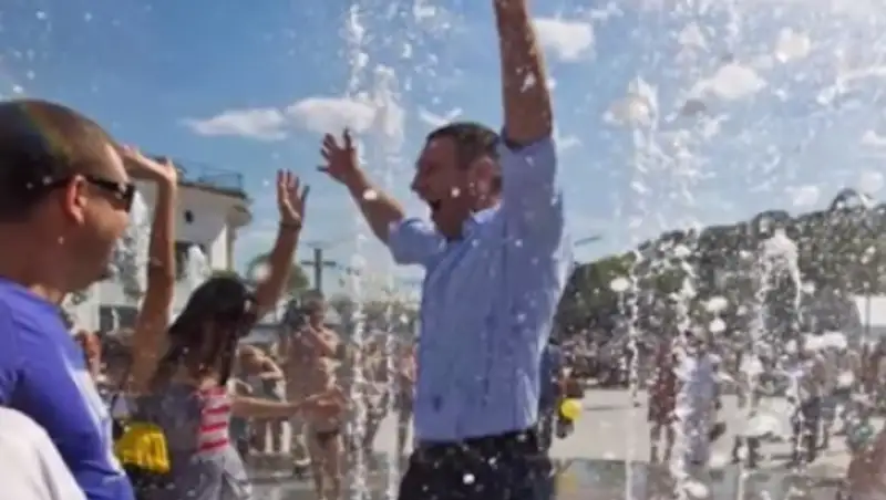 Кличко искупался в фонтане, чтобы проверить, как он работает