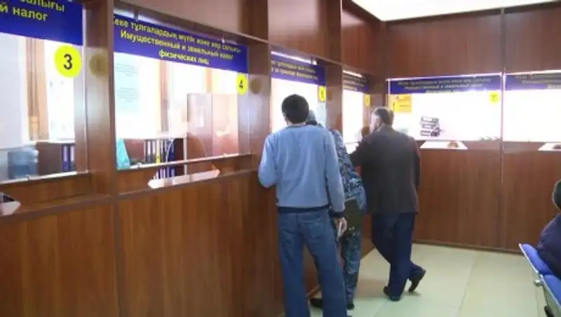 Каждого десятого казахстанца могут не выпустить из страны из-за долгов по налогам