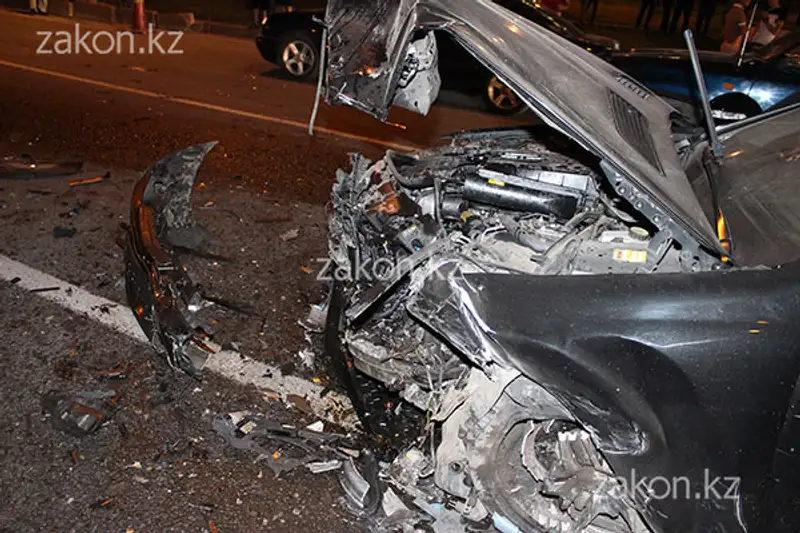 Два Мерседеса не подлежат восстановлению после столкновения на аль-Фараби-Сейфуллина в Алматы (фото), фото - Новости Zakon.kz от 11.07.2013 18:22