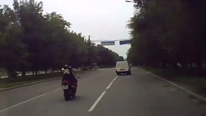 В Усть-Каменогорске мотоцикл с двумя людьми врезался в легковой автомобиль