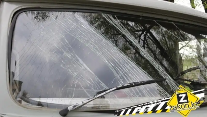 В Алматы легковая машина столкнулась с "УАЗ", пострадали четыре человека