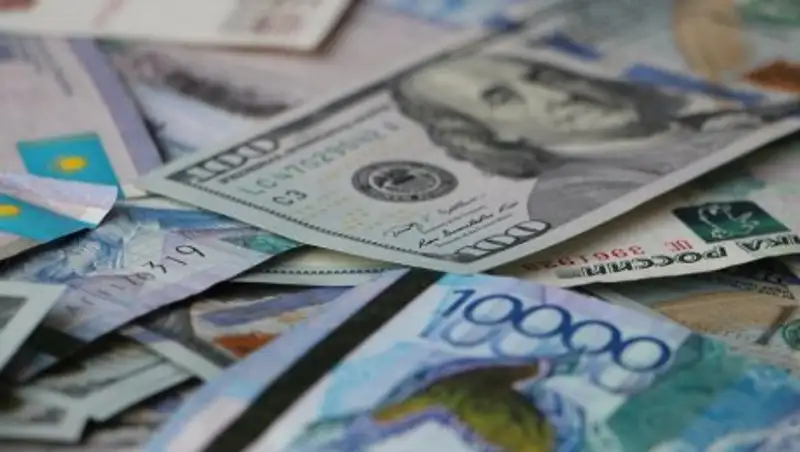 Нацбанк: Казахстанцам лучше воздержаться от перевода активов из одной валюты в другую