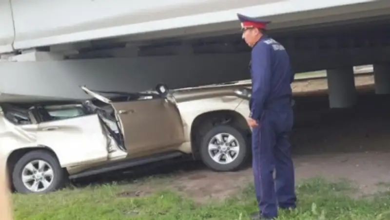 Внедорожник врезался в мост на левом берегу Астаны