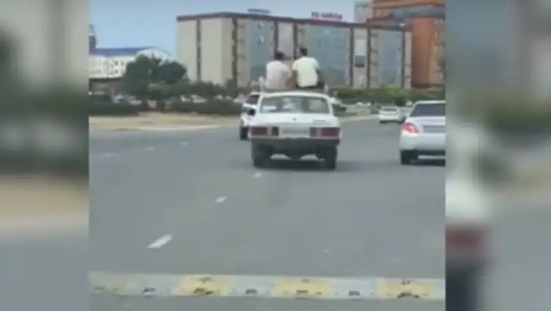 Водитель наказан за перевозку пассажиров на крыше в Актау