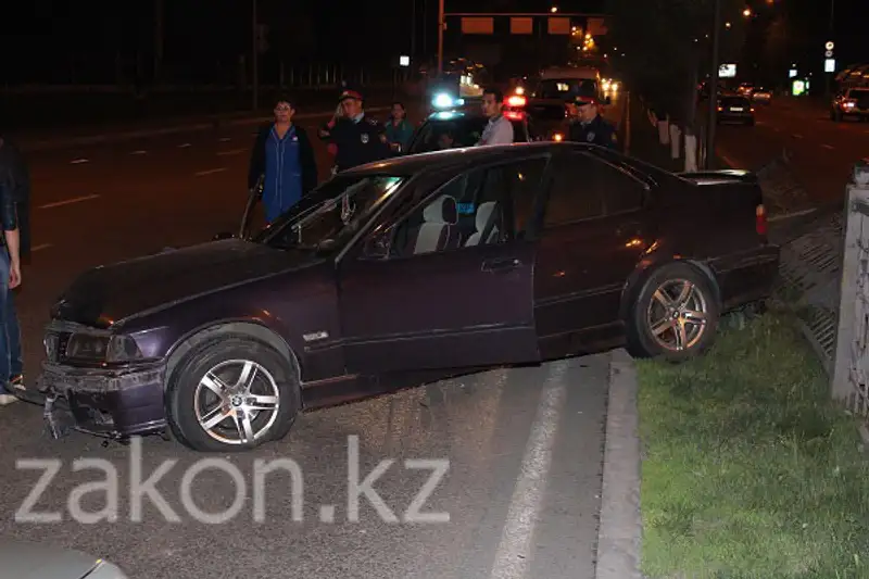 В Алматы водитель БМВ снес несколько метров разделительного ограждения на проспекте Аль-Фараби (фото), фото - Новости Zakon.kz от 15.04.2013 15:21