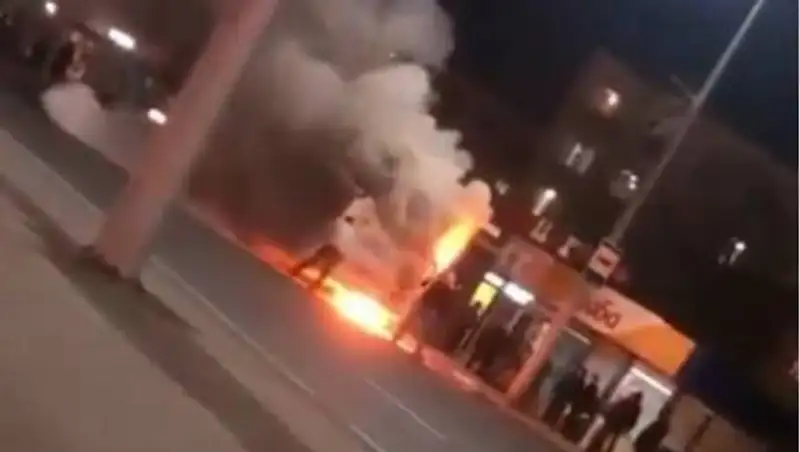 Маршрутный автобус загорелся на остановке в Нур-Султане