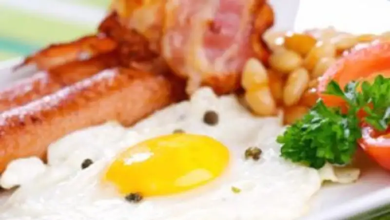 1700 тенге за яичницу заплатили пассажиры застрявшего в степи поезда