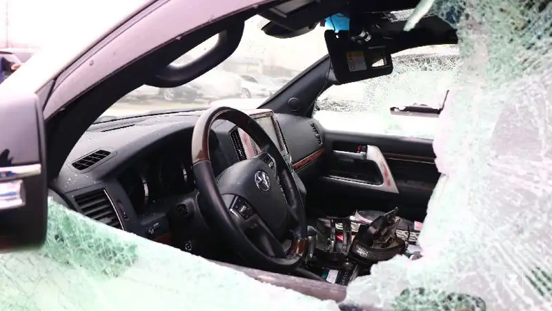 Руль, разбитое стекло  , фото - Новости Zakon.kz от 13.01.2022 15:49