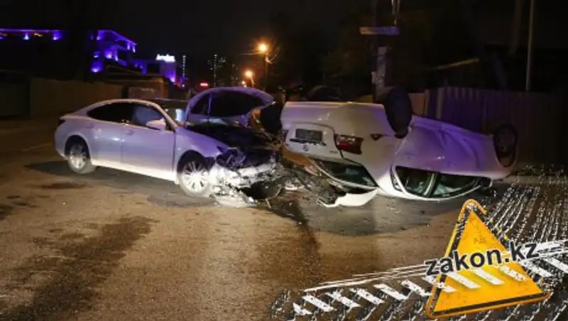 В Алматы Toyota после столкновения с Lexus опрокинулась на крышу