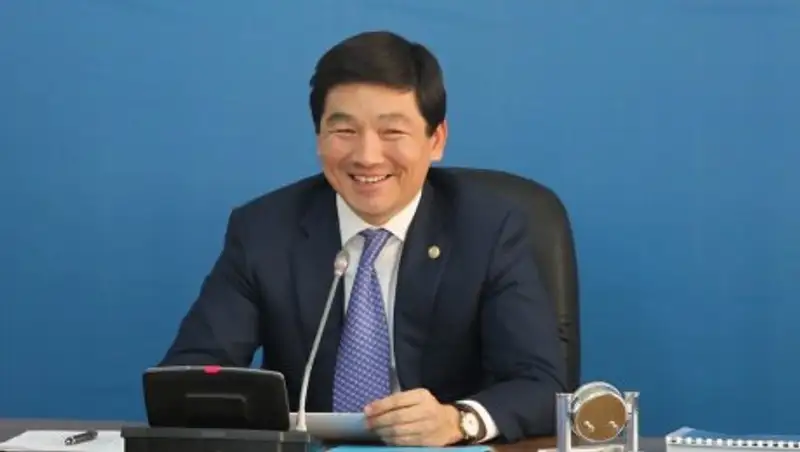 Аким Алматы поздравил футболистов "Кайрата"