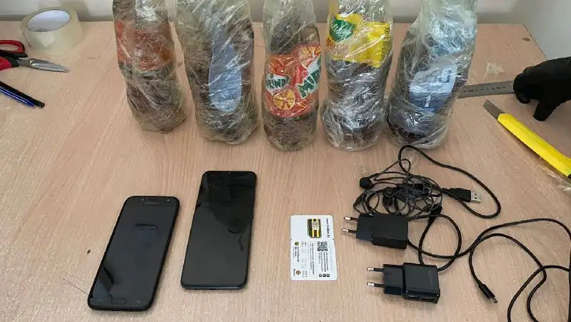 Телефоны в бутылке сгущенки и брикете масла пытались пронести в колонию в ВКО