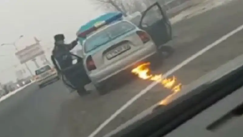 Под Алматы на дороге загорелась полицейская машина