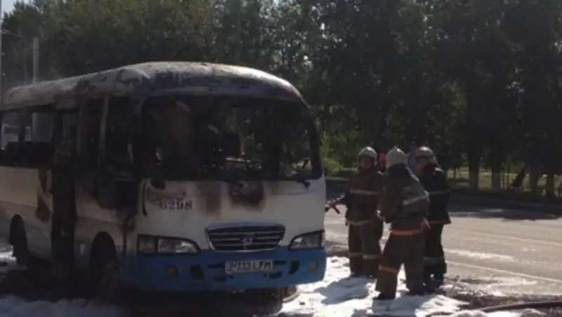 Пассажирский микроавтобус горел в Астане, пострадавших нет