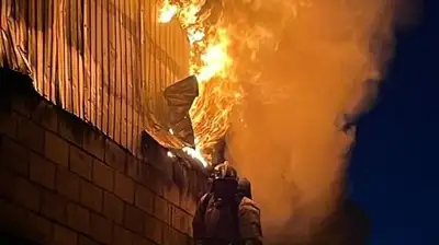 Крупный пожар вспыхнул в производственном цехе в Актобе, фото - Новости Zakon.kz от 27.07.2023 12:19
