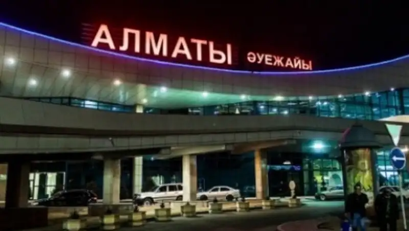 Аэропорт Алматы не устанавливает стоимость напитков и продуктов в терминале