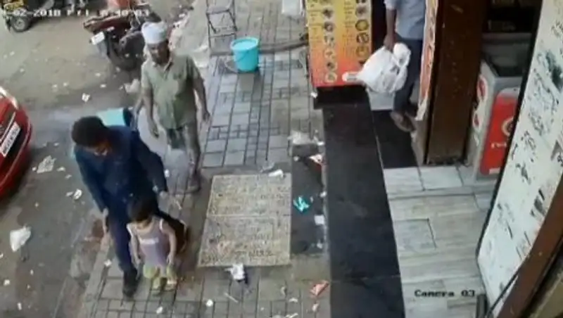 Похититель унес девочку из-под носа отца