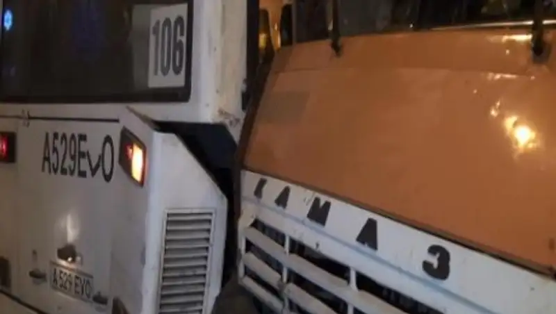 В Алматы столкнулись пассажирский автобус и грузовик