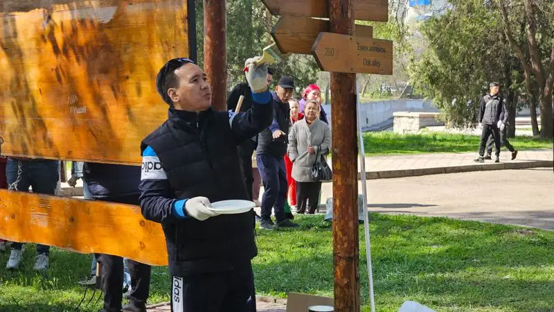 покраска указателя в Роще Баума, субботник, Алматы, фото - Новости Zakon.kz от 22.04.2023 17:56