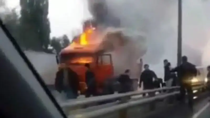 В Алматы на Саина горел КамАЗ